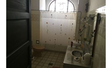 VENTA CASA  5 AMB. PILETA BERNAL