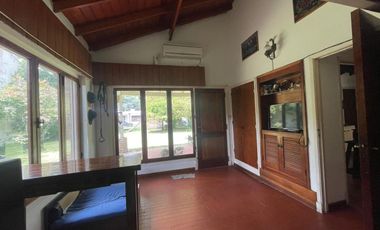 Venta casa 5 ambientes Miramar con jardin