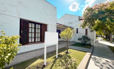 VENTA CASA 4 AMBIENTES MECHONGUE CON JARDIN