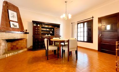 VENTA CASA 4 AMBIENTES MECHONGUE CON JARDIN