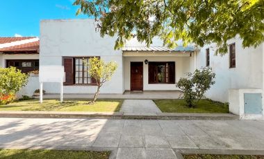 VENTA CASA 4 AMBIENTES MECHONGUE CON JARDIN
