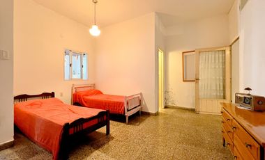 VENTA CASA 4 AMBIENTES MECHONGUE CON JARDIN