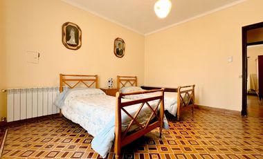 VENTA CASA 4 AMBIENTES MECHONGUE CON JARDIN