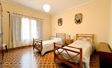VENTA CASA 4 AMBIENTES MECHONGUE CON JARDIN