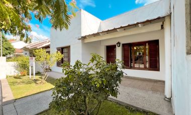 VENTA CASA 4 AMBIENTES MECHONGUE CON JARDIN