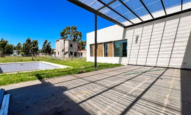 Venta casa 4 ambientes con pileta a estrenar