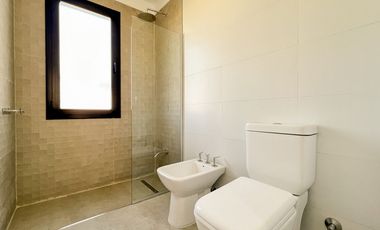 Venta casa 4 ambientes con pileta a estrenar