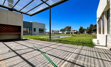 Venta casa 4 ambientes con pileta a estrenar