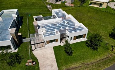 Venta casa 4 ambientes con pileta a estrenar