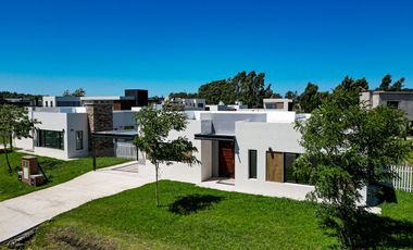 Venta casa 4 ambientes con pileta a estrenar