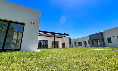Venta casa 4 ambientes con pileta a estrenar