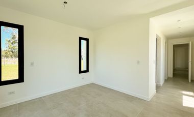 Venta casa 4 ambientes con pileta a estrenar