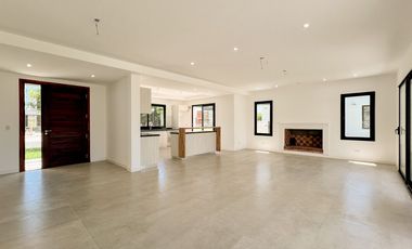 Venta casa 4 ambientes con pileta a estrenar