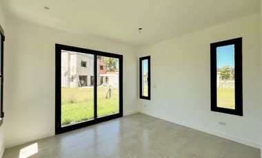 Venta casa 4 ambientes con pileta a estrenar