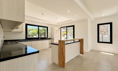 Venta casa 4 ambientes con pileta a estrenar