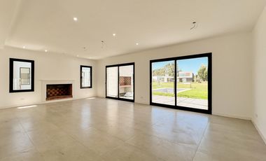 Venta casa 4 ambientes con pileta a estrenar