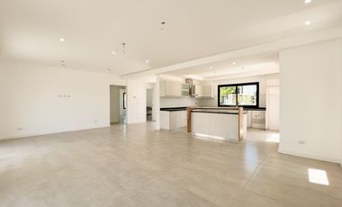 Venta casa 4 ambientes con pileta a estrenar