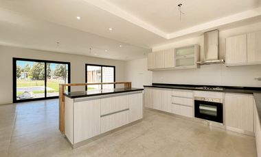 Venta casa 4 ambientes con pileta a estrenar