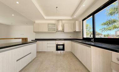 Venta casa 4 ambientes con pileta a estrenar