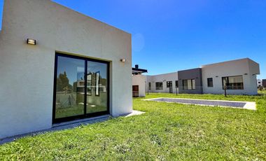 Venta casa 4 ambientes con pileta a estrenar