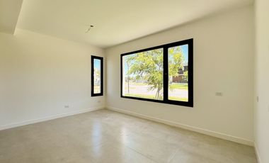 Venta casa 4 ambientes con pileta a estrenar