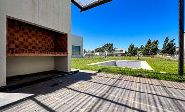 Venta casa 4 ambientes con pileta a estrenar
