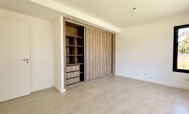 Venta casa 4 ambientes con pileta a estrenar