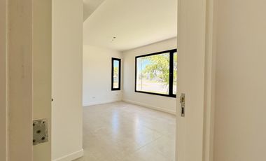 Venta casa 4 ambientes con pileta a estrenar