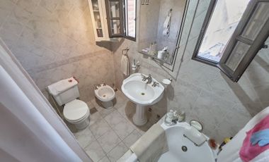 Venta casa 5 ambientes con pileta climatizada