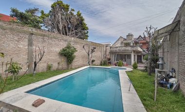 Venta casa 5 ambientes con pileta climatizada