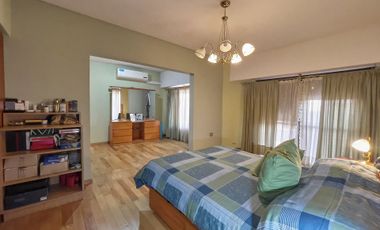 Venta casa 5 ambientes con pileta climatizada