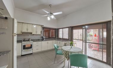 Venta casa 5 ambientes con pileta climatizada