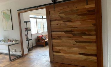 Se vende oficina en Santiago Centro.