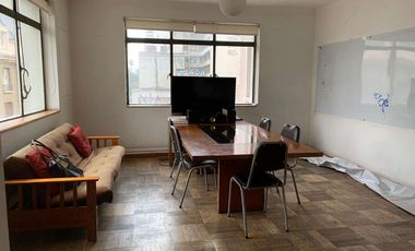 Se vende oficina en Santiago Centro.