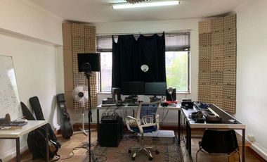 Se vende oficina en Santiago Centro.