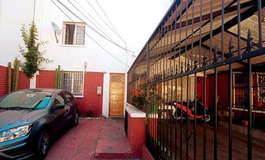 Casa 2 pisos / 2 dormitorios - Sector Residencial