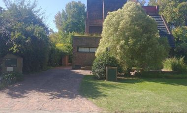 5 ambientes sobre lote de 1200m2 - Club Campos de Golf Las Praderas de Lujan