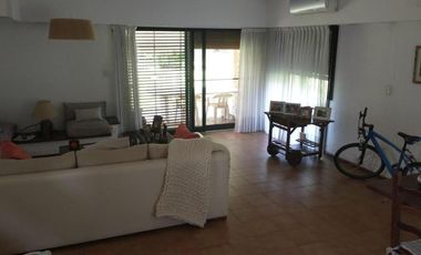 5 ambientes sobre lote de 1200m2 - Club Campos de Golf Las Praderas de Lujan