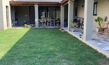 Excelente casa en una planta, 200 m construidos sobre 900 m de lote