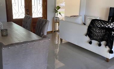Excelente casa en una planta, 200 m construidos sobre 900 m de lote