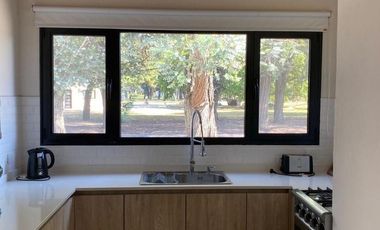 Excelente casa en una planta, 200 m construidos sobre 900 m de lote