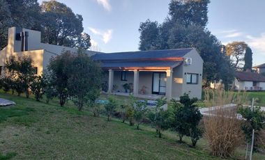 Excelente casa en una planta, 200 m construidos sobre 900 m de lote