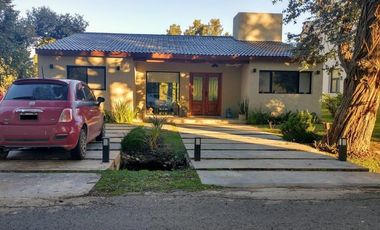 Excelente casa en una planta, 200 m construidos sobre 900 m de lote