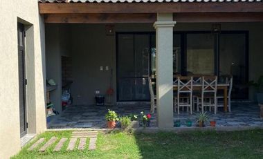 Excelente casa en una planta, 200 m construidos sobre 900 m de lote