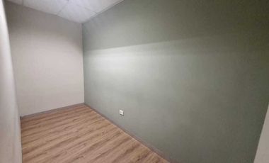 Oficina acondicionada en renta de 135m2 en edificio en Valle Oriente