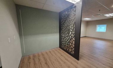 Oficina acondicionada en renta de 135m2 en edificio en Valle Oriente