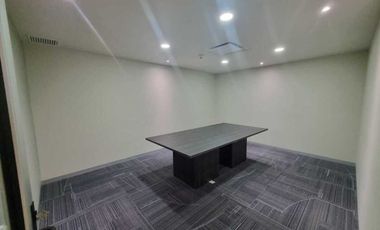 Oficina acondicionada en renta de 135m2 en edificio en Valle Oriente