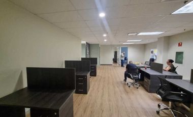 Oficina acondicionada en renta de 135m2 en edificio en Valle Oriente