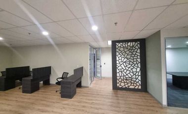 Oficina acondicionada en renta de 135m2 en edificio en Valle Oriente