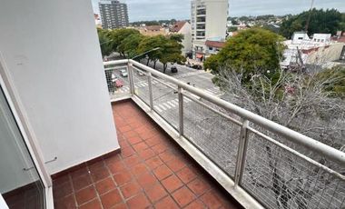 EXCELENTE DPTO. EN DUPLEX CON COCHERA CUBIERTA A MTS DE PARANA